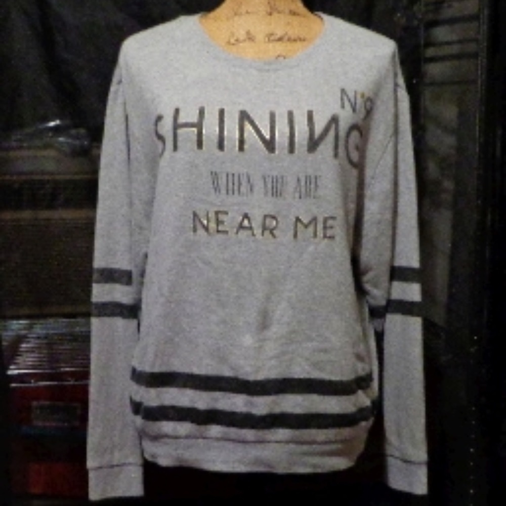 vintage long-sleeve gray retro sweatshirt (sz M)